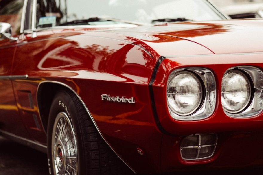 Roter Pontiac Firebird. Auto, Fahrzeug, Sportwagen.